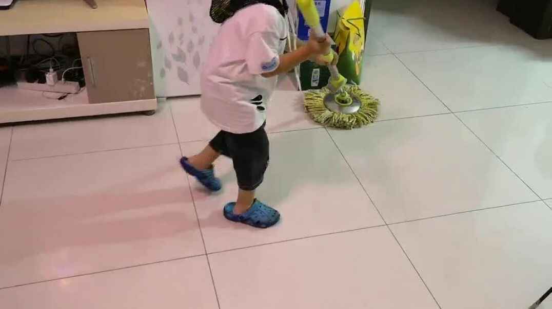 帮妈妈搽桌子