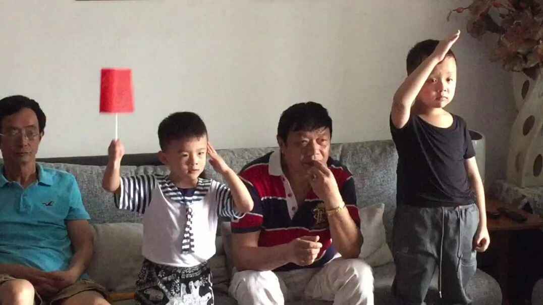 和家人一起欢度国庆唱国歌.MOV