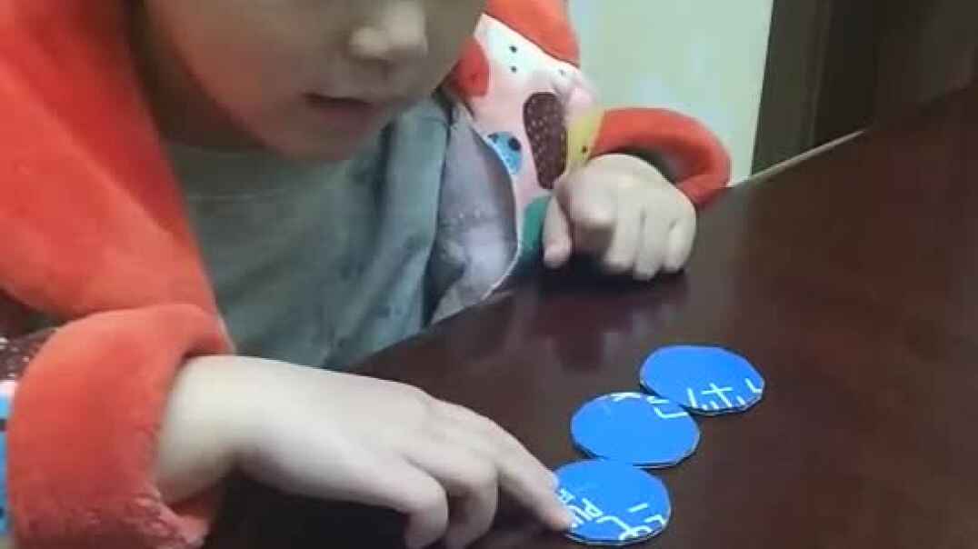 父母陪伴萌娃在认真学习呢