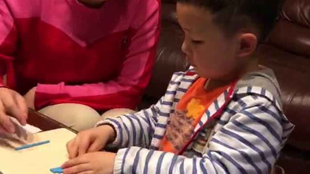 父母陪伴在认真学习呢