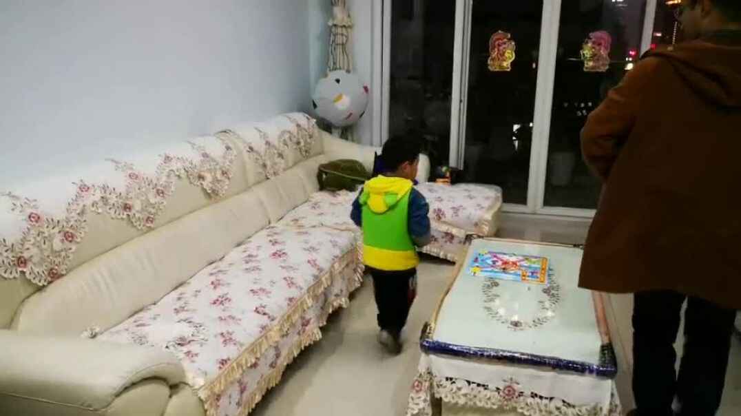 在家玩耍的孩子