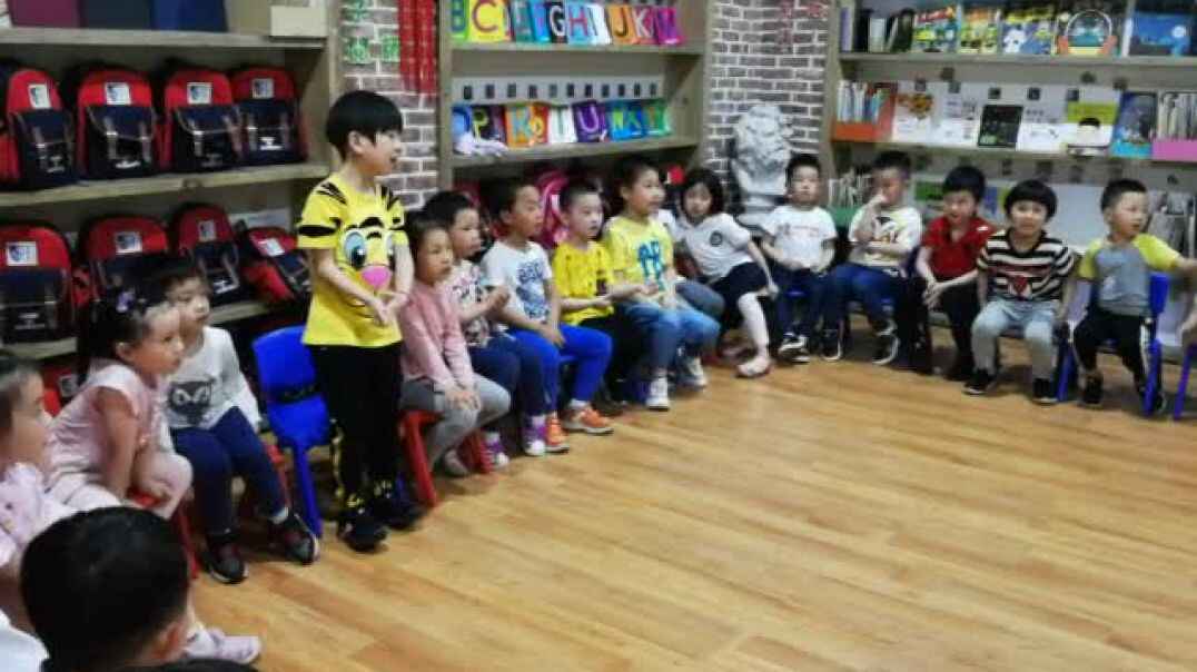 幼儿与外教互动