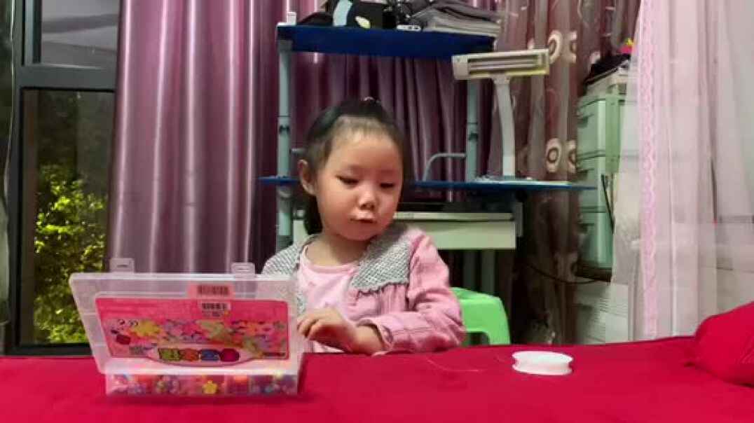 蓓蓓送奶奶自己做的礼物.MOV