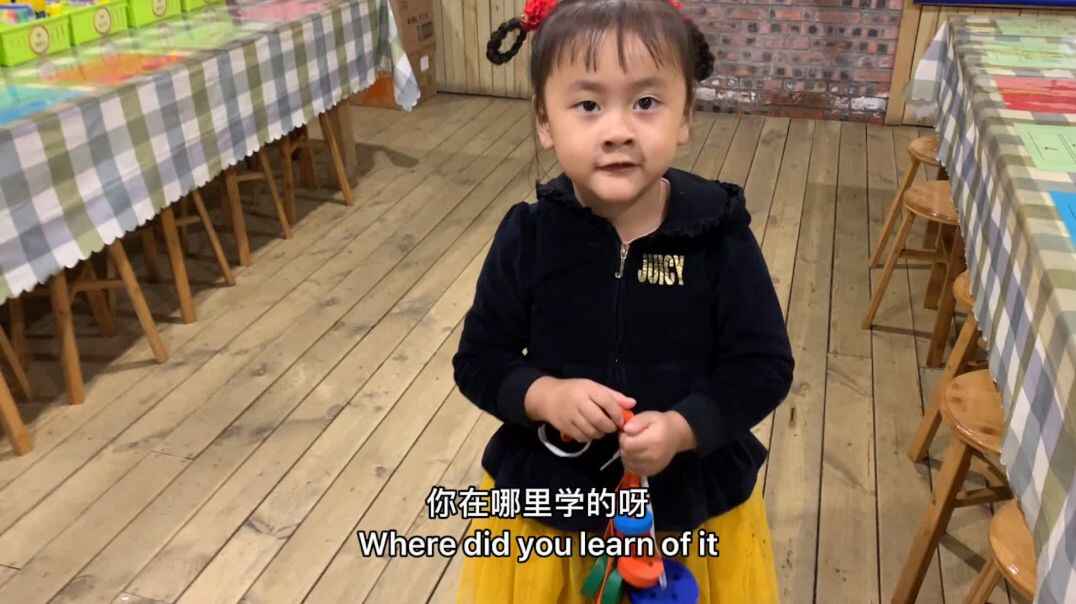 小女孩卖饼干.