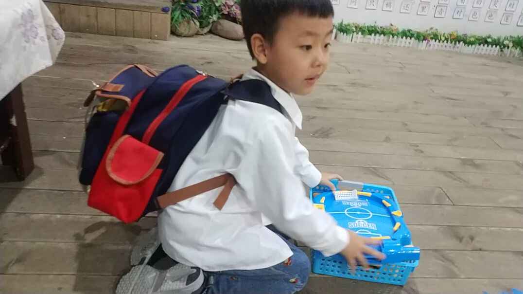 张大嘴巴的书包