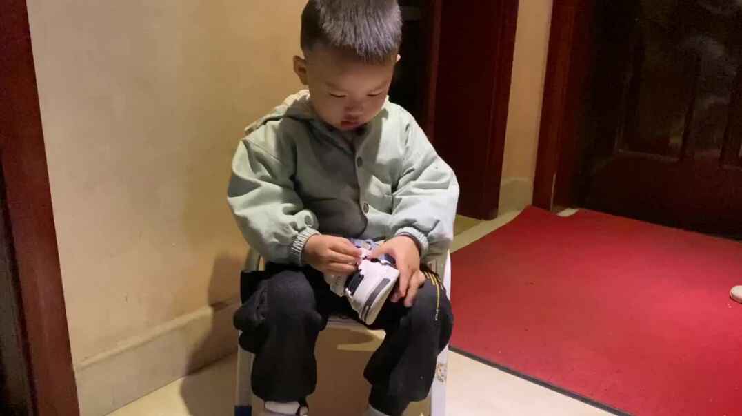 自己脱鞋子