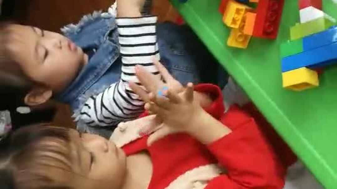 玩玩具.