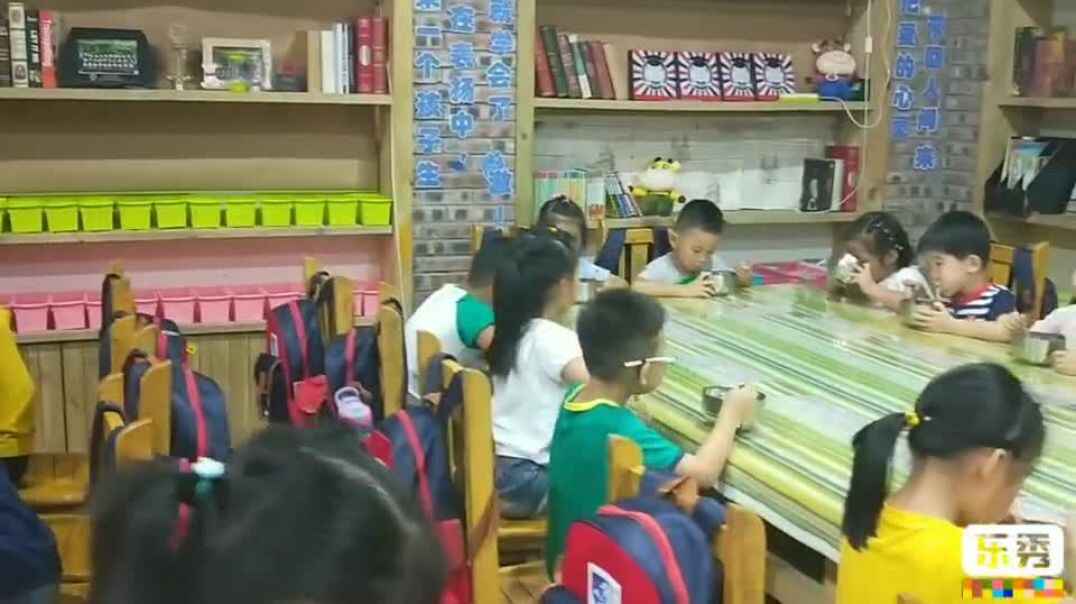 萌娃们正在津津有味的吃东西.mp4