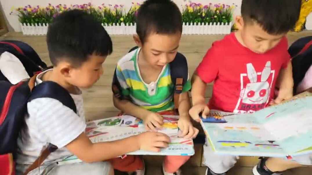 看书的小男孩