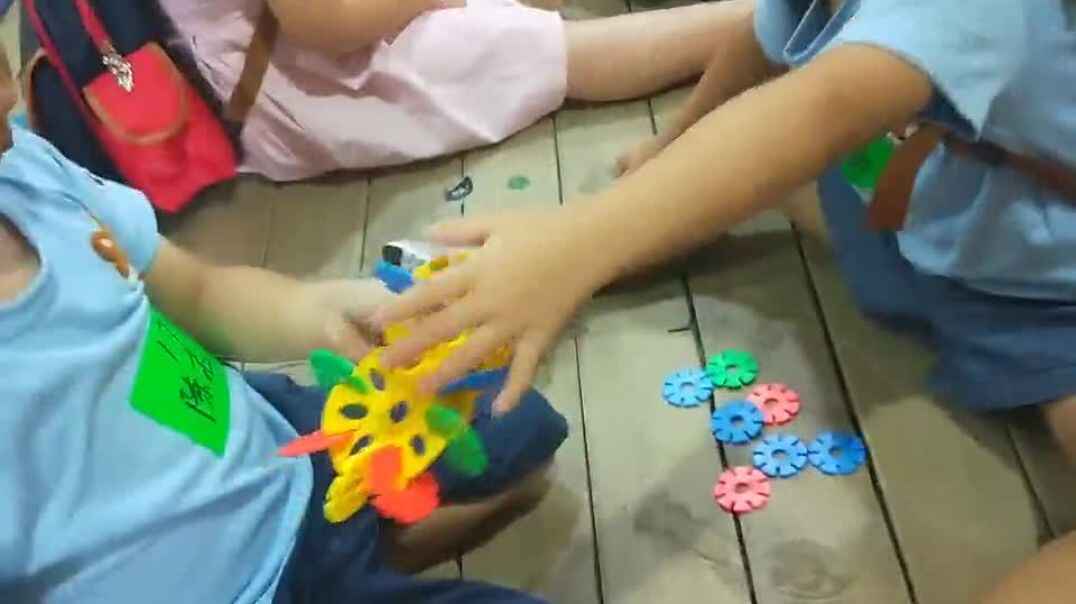 萌娃们在共同做一个东西吗.mp4