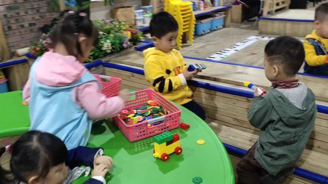 玩玩具咯
