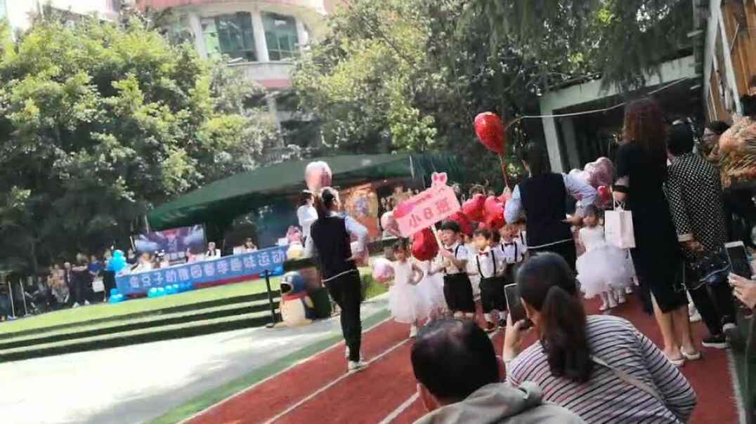 小B班迎面走来
