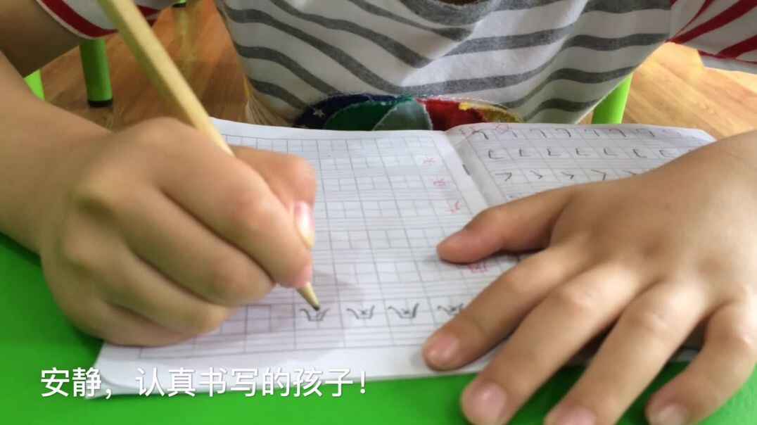 认真书写的孩子