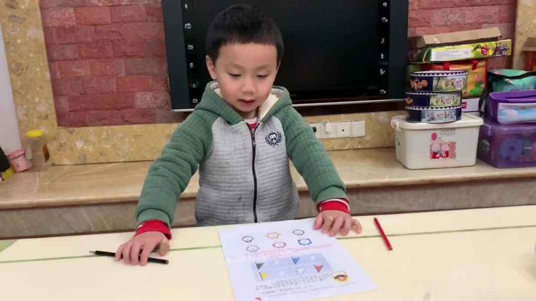 轩轩描绘数字4和数字5.MOV