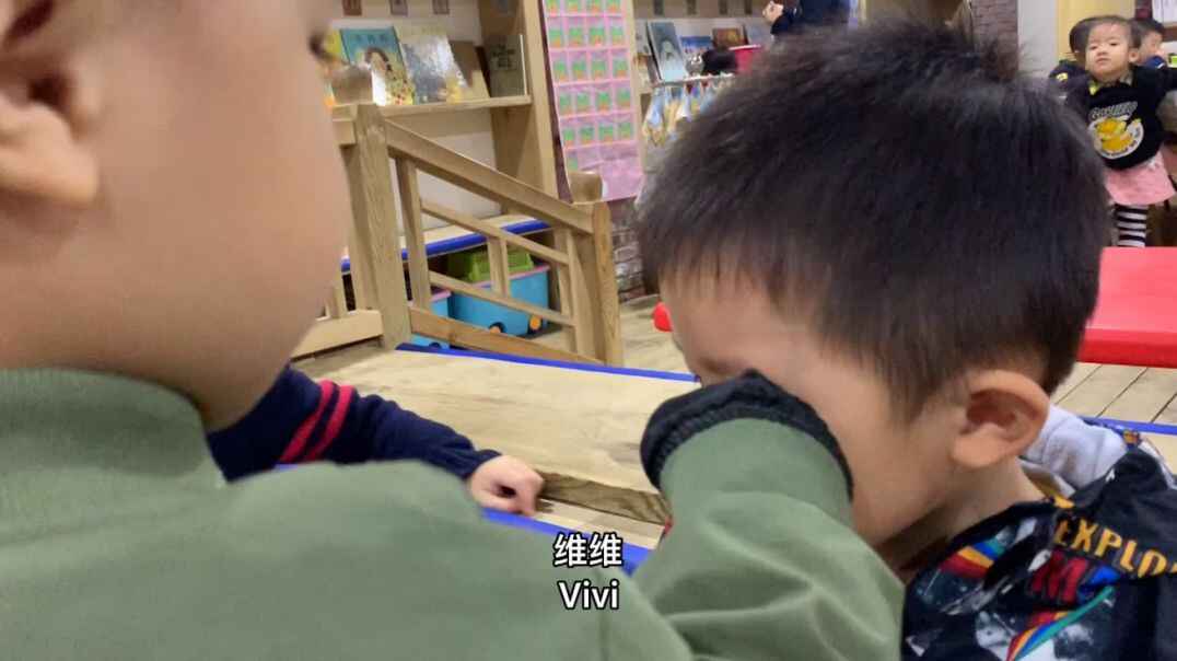 小弟弟帮忙擦眼泪.