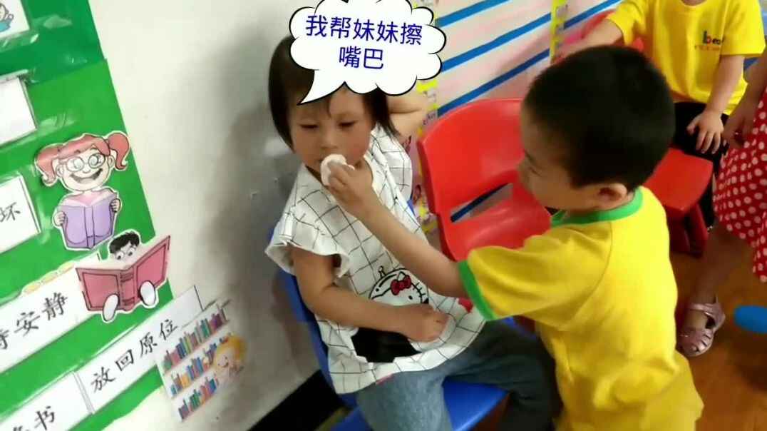 我帮妹妹擦擦嘴