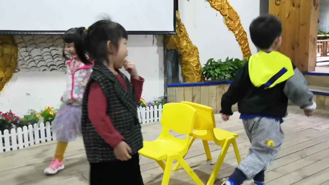 抢椅子游戏中