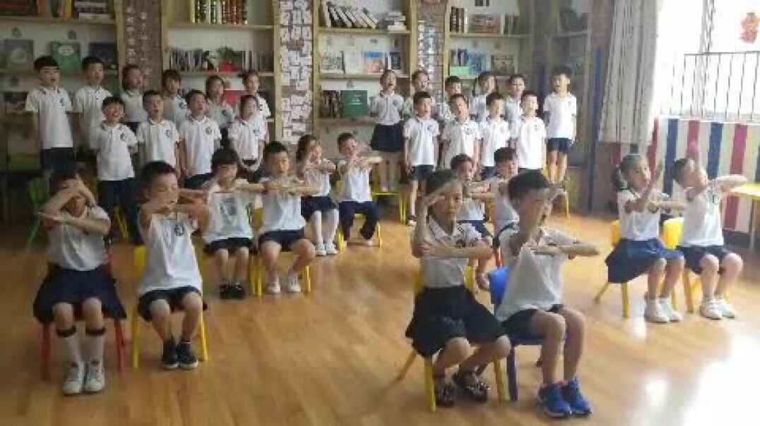 表演中的孩子们