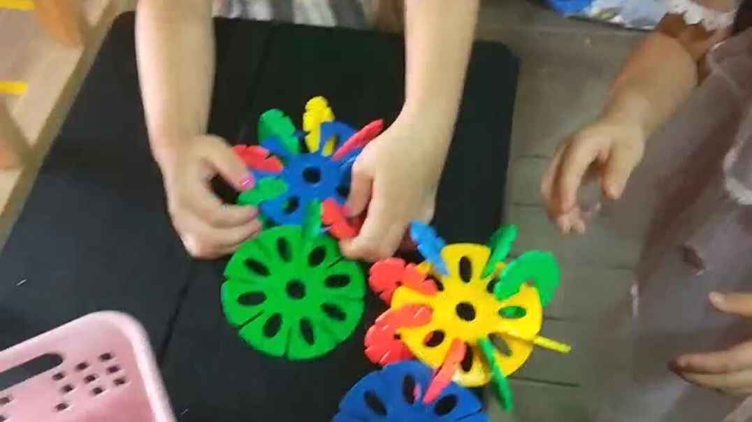 小朋友们在一起分享玩具.mp4