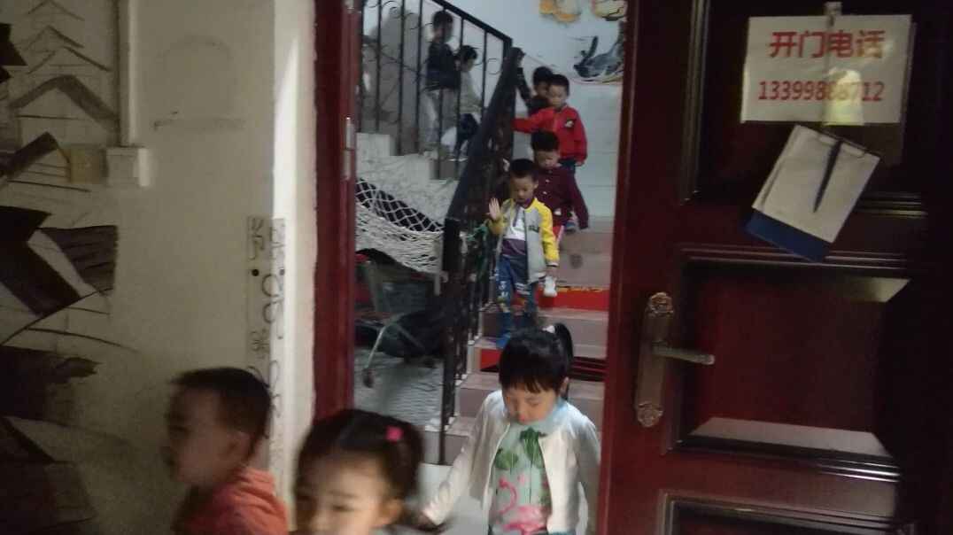 下楼梯有秩序