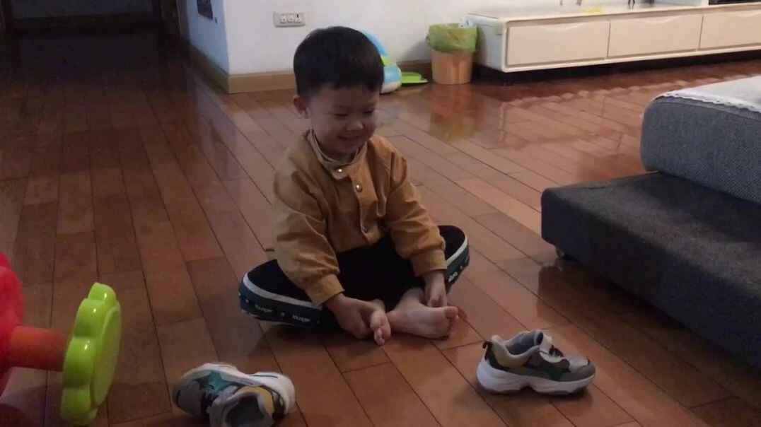 我会穿脱鞋子.MOV