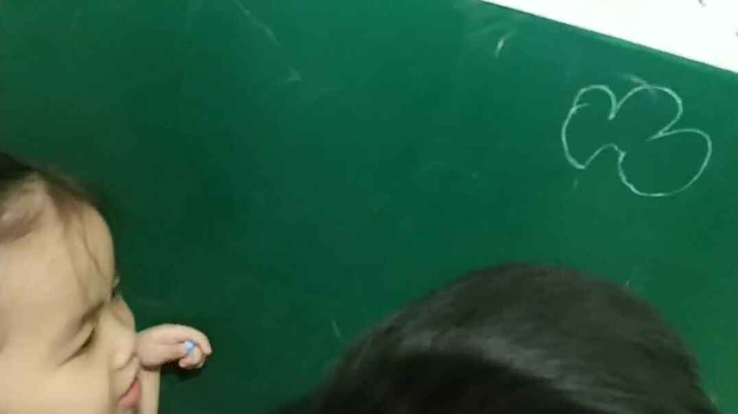 涂鸦墙上的童年
