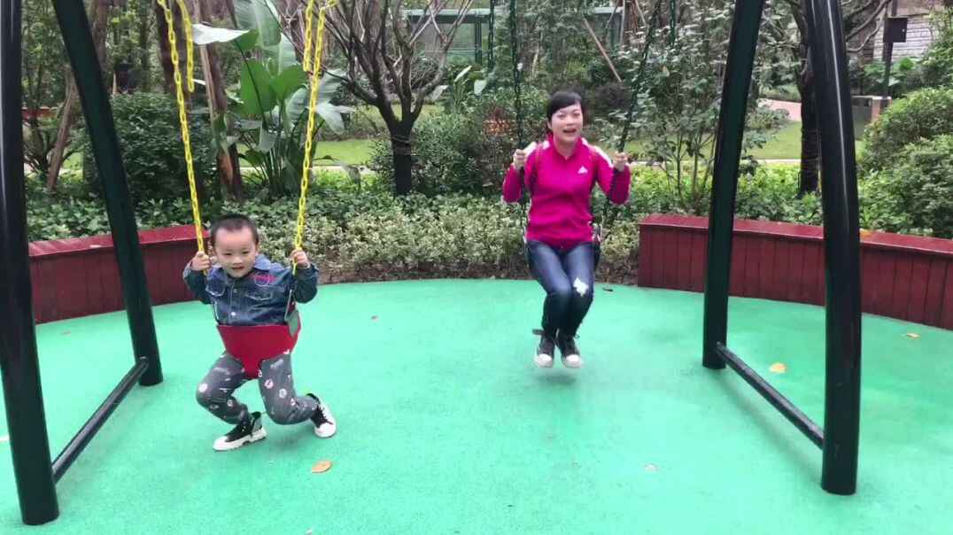 和妈妈一起荡秋千