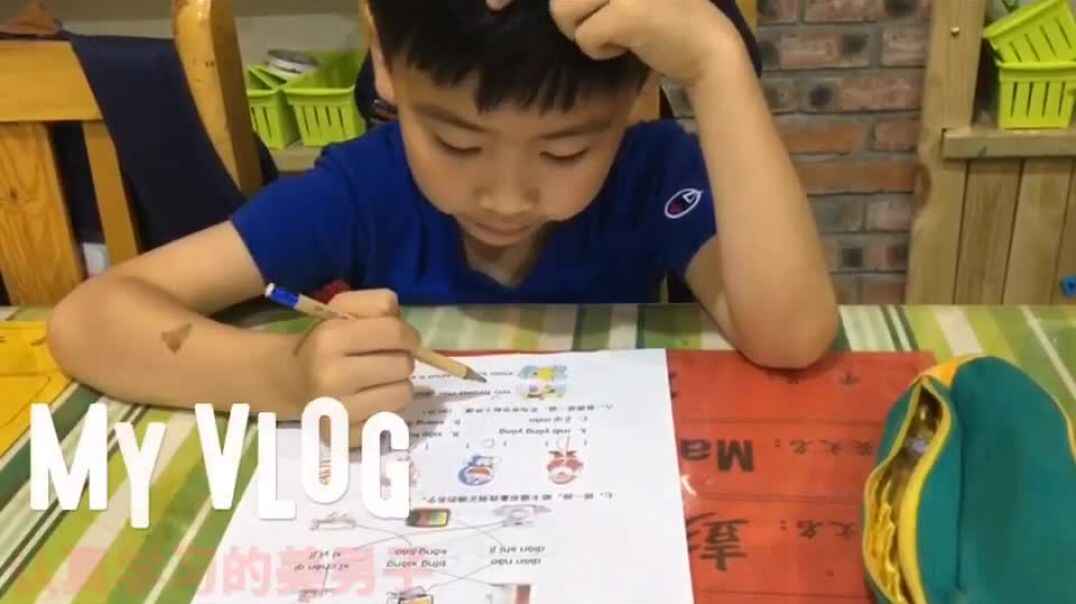 认真学习的美男子