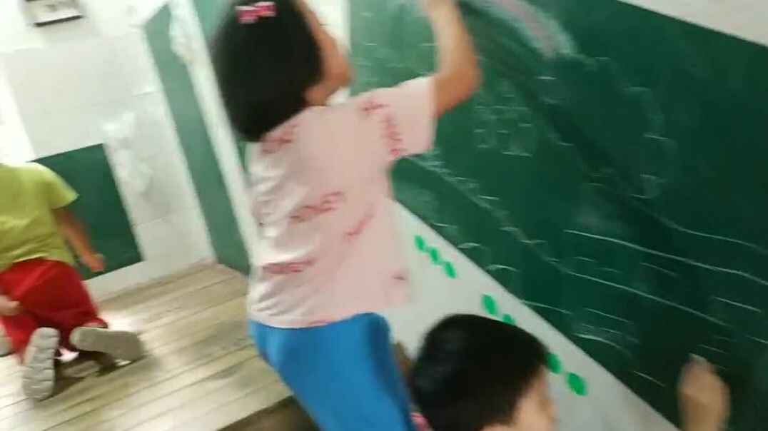 涂鸦墙上的童年
