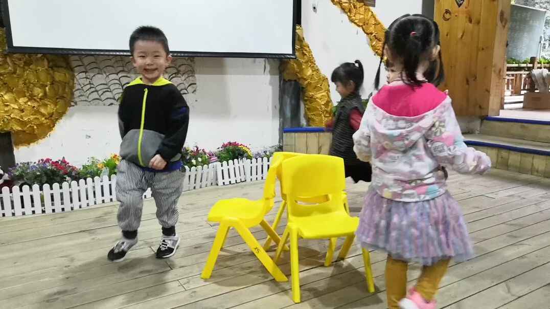 抢椅子游戏中