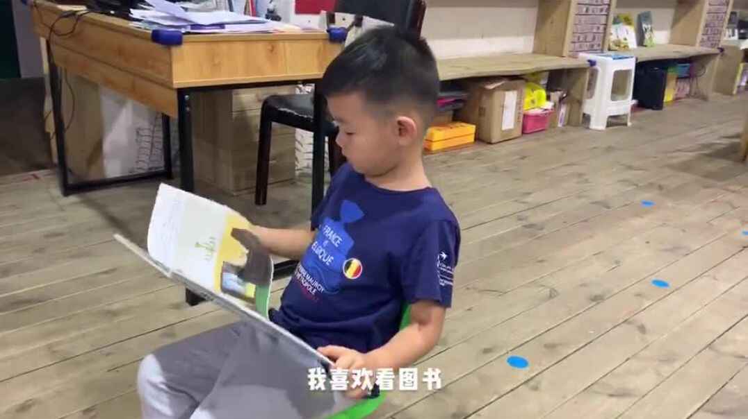 正在看书的萌娃.mp4