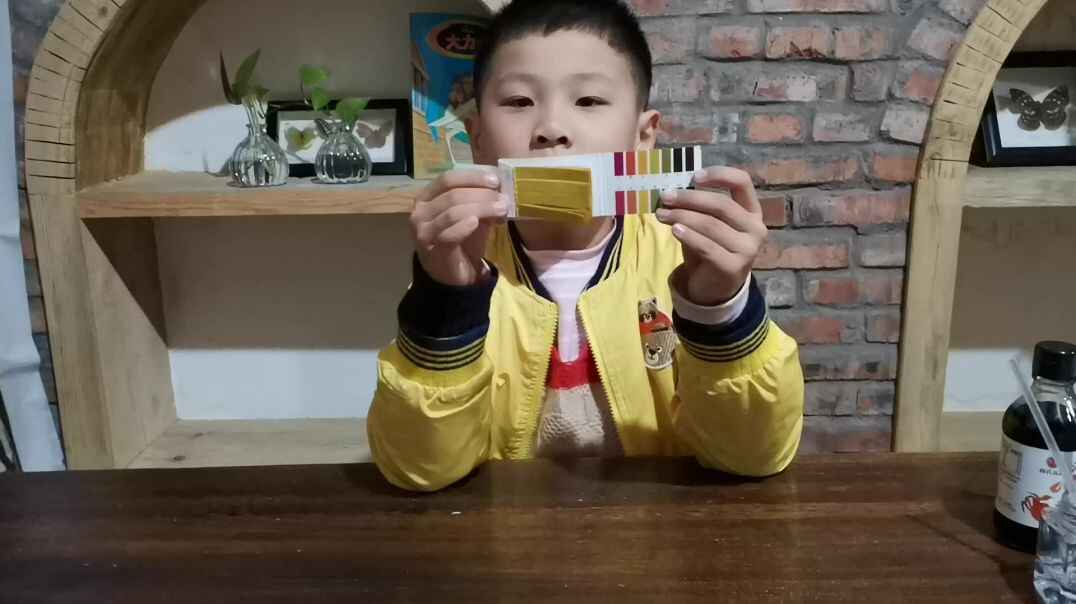 看我手上拿的什么