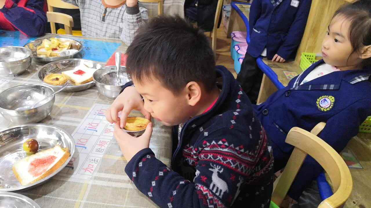 开心的男孩