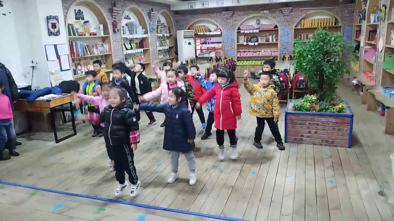 萌娃们在跳操