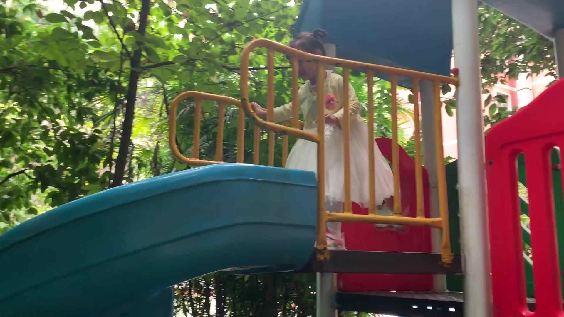 滑滑梯 .MOV