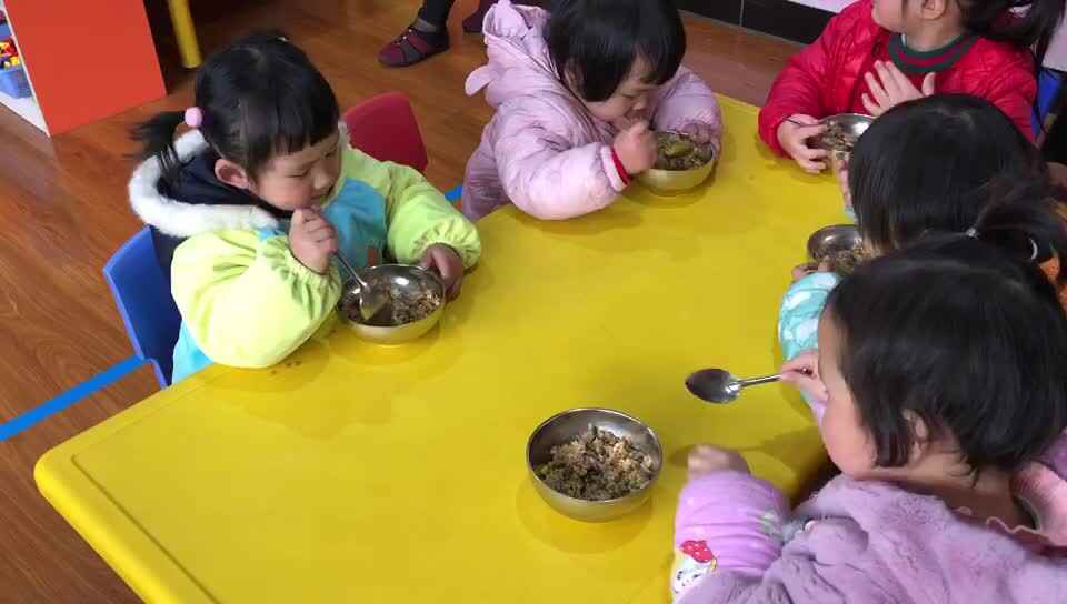 吃午餐时间到