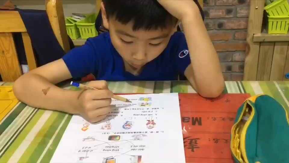 认真学习的美男子