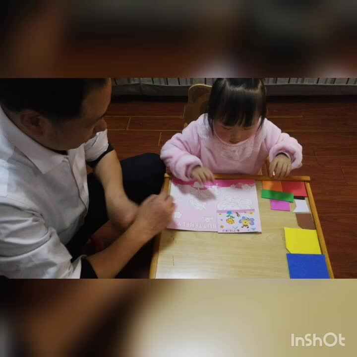 亲子视频:和爸爸一起贴画