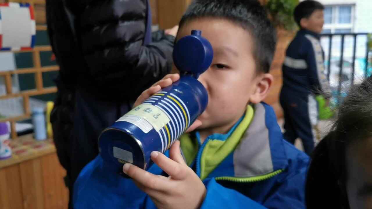 喝水棒棒的