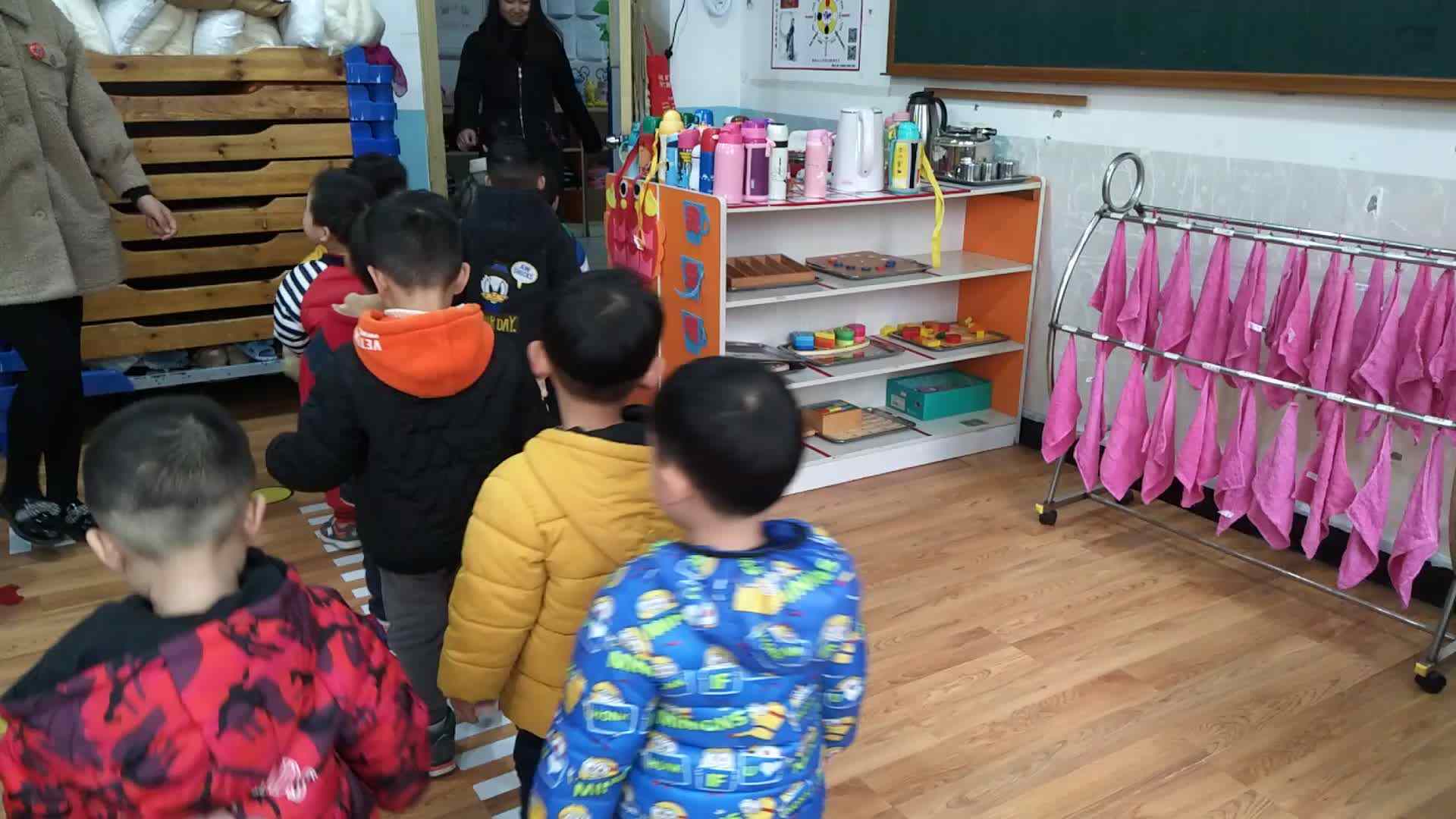 排队上厕所