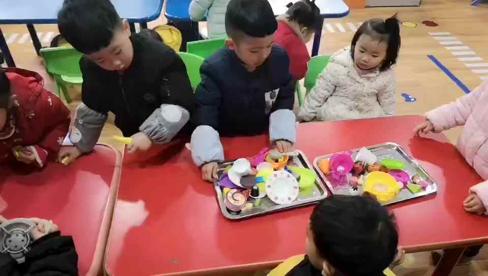 玩玩具.