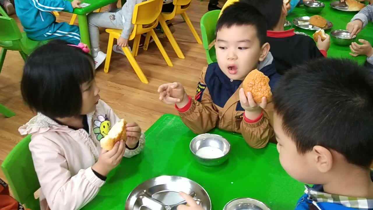 萌娃在吃东西