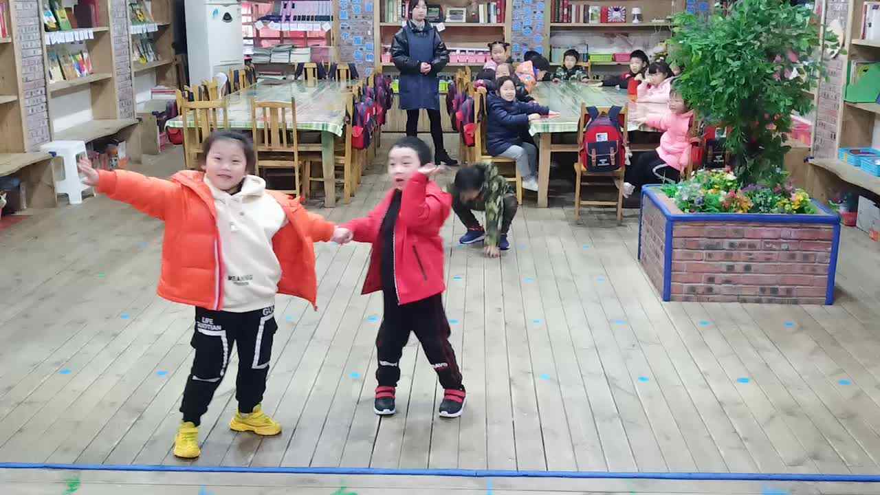 萌娃们在表演