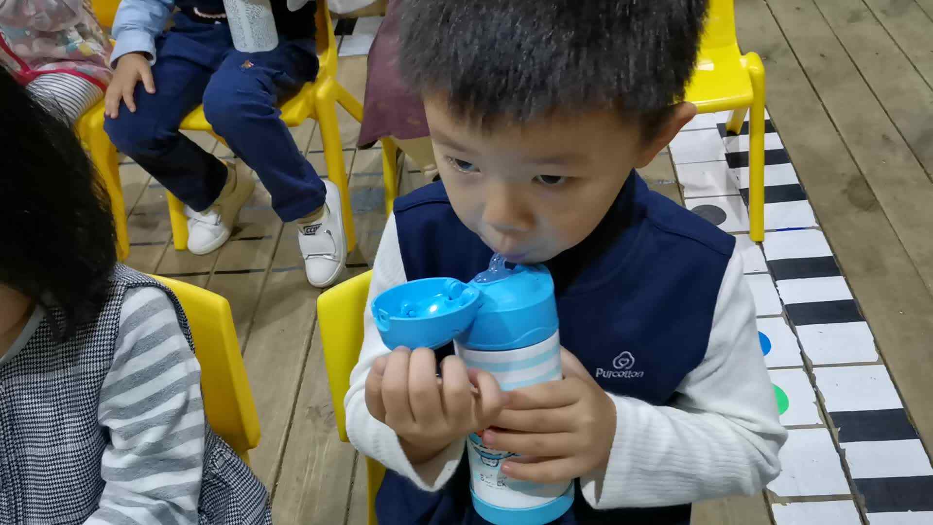 小朋友们要多喝水哦！.mp4