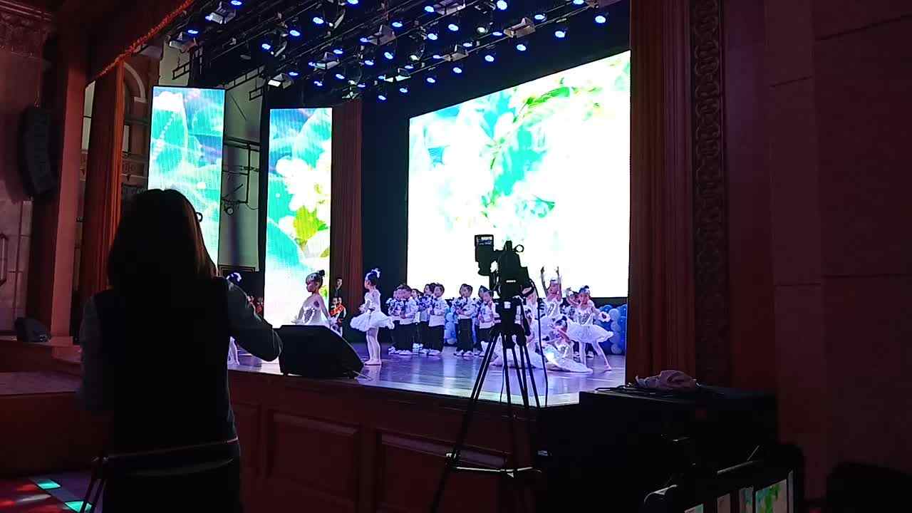 可爱的萌娃表演
