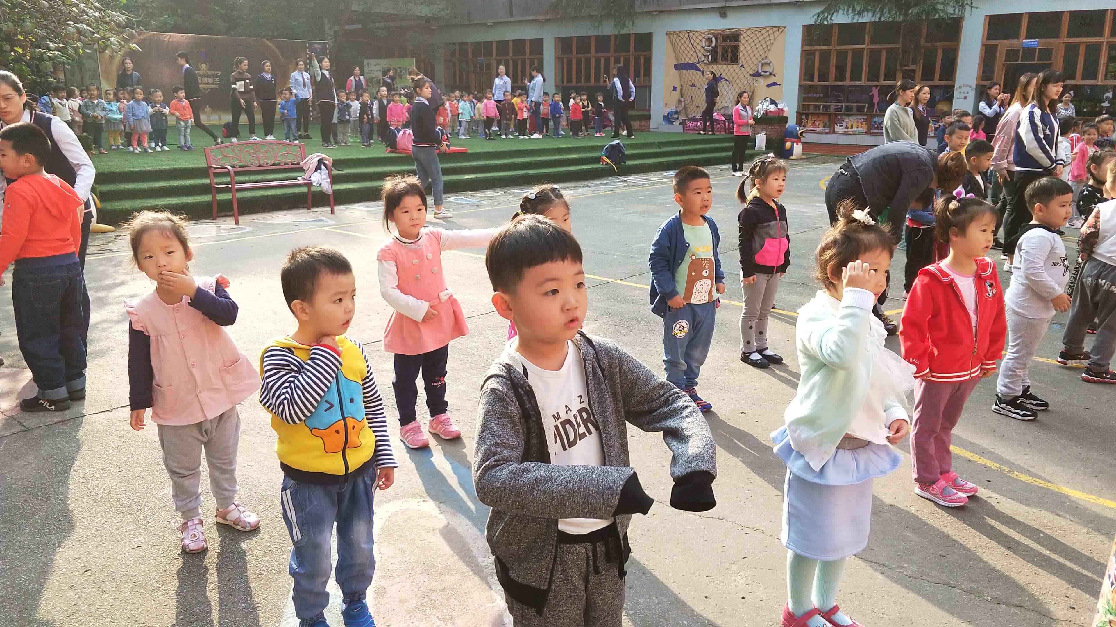 萌娃们在做早操
