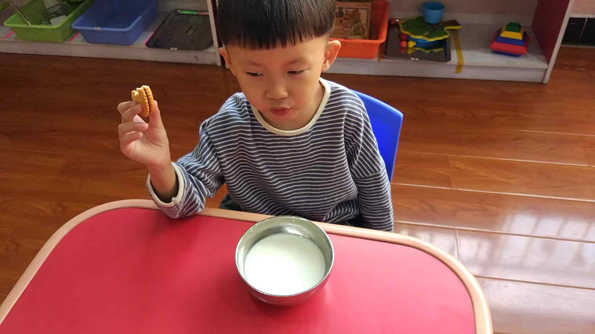 萌娃们的早餐生活