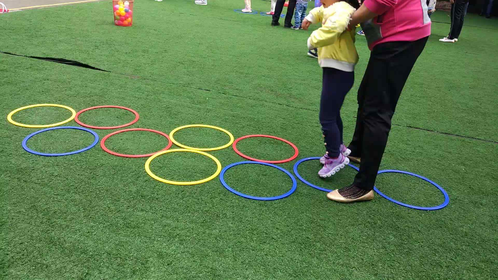 萌娃们在玩游戏
