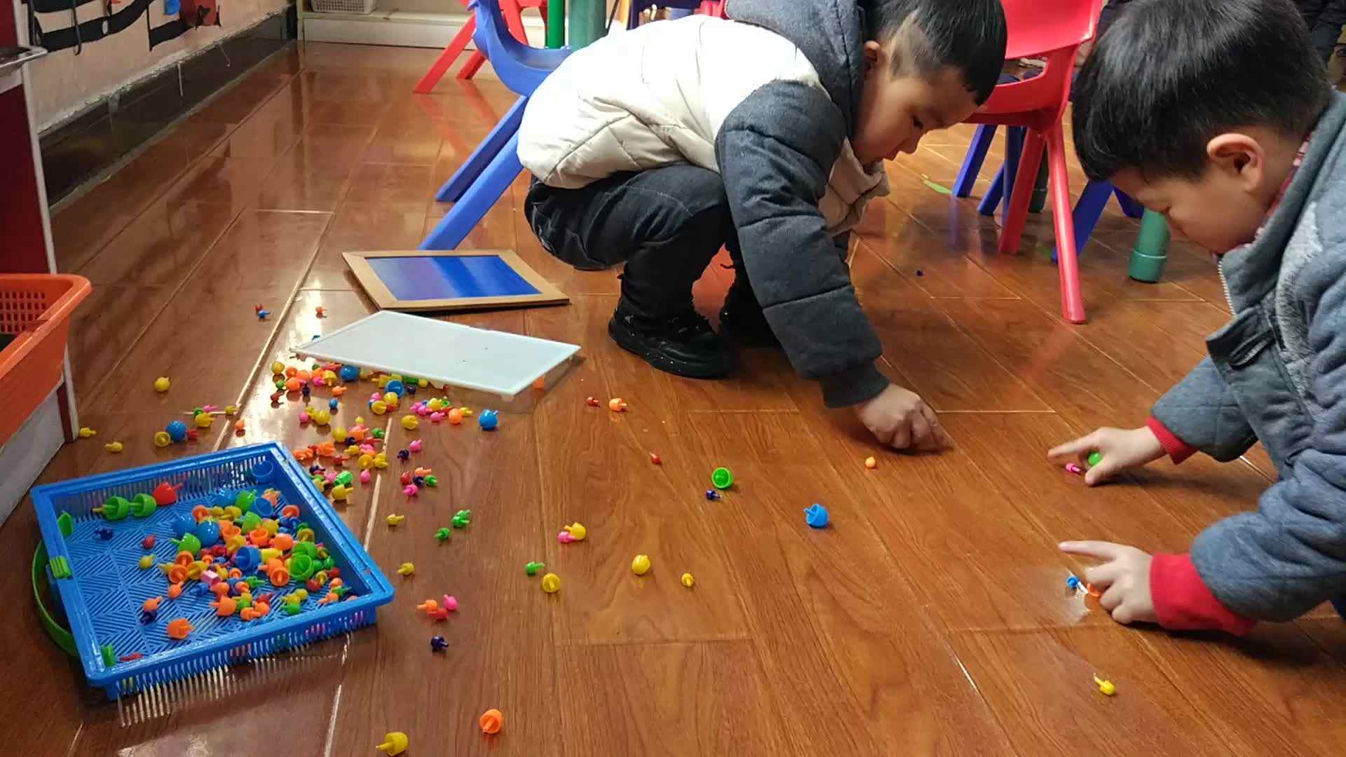 萌娃们在收玩具