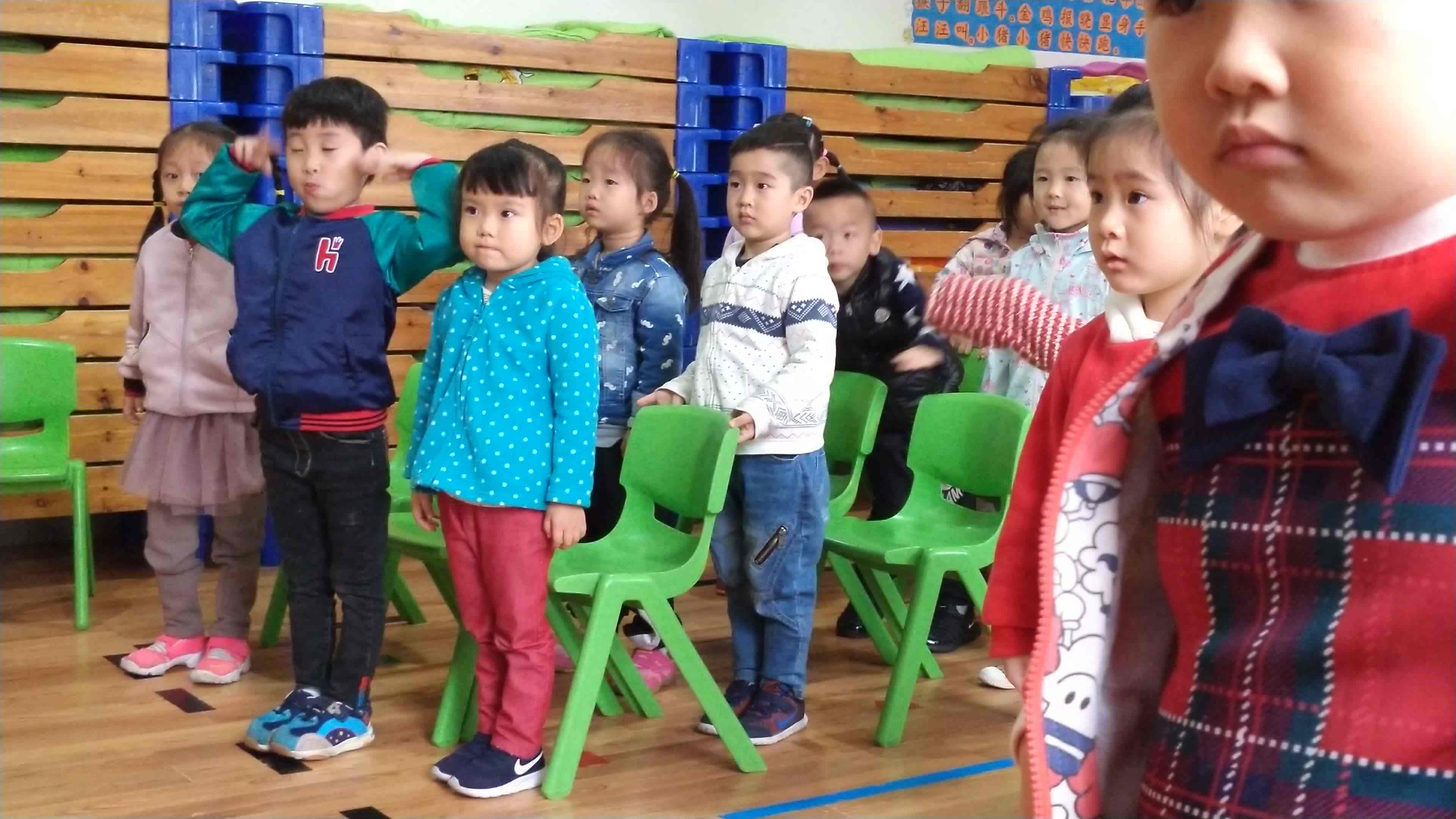 萌娃们在学习英语
